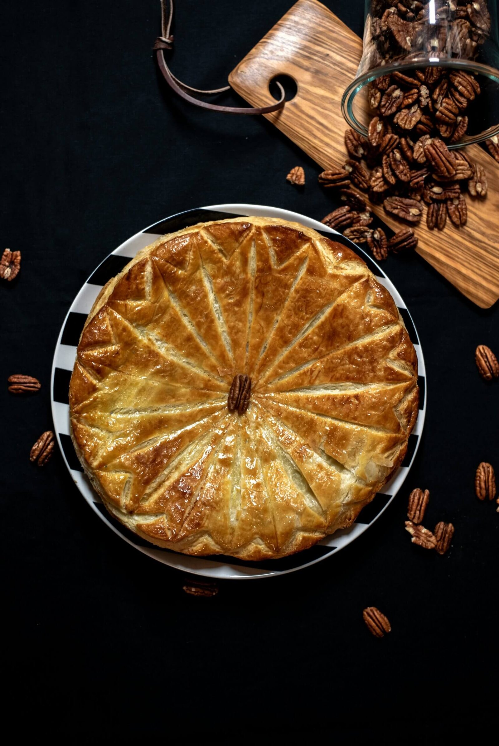 Galette des Rois : Recette Facile et Délicieuse four chaleur tournante four électrique 200 degrés four encastrable haut de gamme four Whirlpool pyrolyse four Samsung smart oven plaque de cuisson induction four à pâtisserie professionnel balance de cuisine électronique balance de précision pâtisserie verre doseur professionnel cuillères doseuses inox thermomètre de cuisine digital recette galette des rois facile pâte feuilletée maison frangipane authentique amandes en poudre bio meilleur beurre pâtissier jaune d’œuf dorure beurre doux AOP farine T45 pâtisserie recette galette des rois traditionnelle rouleau à pâtisserie en bois pinceau de cuisine silicone plaque de cuisson anti-adhésive moule à tarte professionnel feuille de cuisson réutilisable maryse en silicone saladier inox professionnel fouet de cuisine inox grattoir de pâtisserie