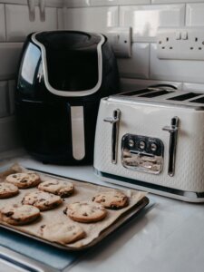 Freshly baked cookies on tray beside air fryer and toaster. recette air fryer croustillante recette air fryer poulet recette air fryer légumes rôtis recette air fryer facile et rapide temps cuisson air fryer recette air fryer surgelé recette dessert air fryer recette healthy air fryer recette friteuse sans huile poulet recette friteuse sans huile pas cher comparatif air fryer 2026 meilleure air fryer qualité prix avis air fryer ninja recette air fryer québec recette healthy france recette keto belgique recette minceur québec recette fitness canada cours cuisine luxembourg nutrition sportive france programme minceur québec recette air fryer facile recette thermomix rapide recette cookeo facile recette robot pâtissier recette blender healthy recette multicuiseur rapide recette friteuse sans huile recette robot cuisine pas cher recette thermomix rapide recette thermomix débutant recette thermomix healthy dessert thermomix facile recette soupe thermomix recette thermomix minceur recette thermomix tm6 recette thermomix pas cher alternative thermomix moins cher comparatif thermomix vs cookeo recette cookeo rapide recette cookeo express recette cookeo facile poulet recette cookeo minceur recette cookeo économique recette multicuiseur pas cher comparatif multicuiseur 2026 avis cookeo moulinex recette blender protéiné recette smoothie blender minceur recette milkshake blender recette blender fitness meilleur blender pour smoothie avis blender nutribullet comparatif blender puissant blender pas cher canada recette robot pâtissier facile recette pâte pizza robot recette brioche robot pâtissier comparatif robot pâtissier 2026 robot pâtissier pas cher meilleur robot pâtissier qualité prix avis robot pâtissier kenwood recette plancha facile recette barbecue électrique recette grill viande maison plancha électrique pas cher comparatif plancha 2026