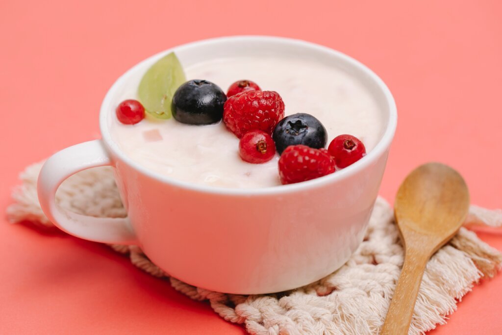 Régime Keto : Perdre du Poids 2 From above of appetizing sweet dessert with tasty berries served on table with spoon